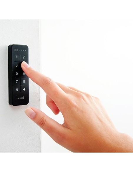 Mano abriendo Nuki Keypad